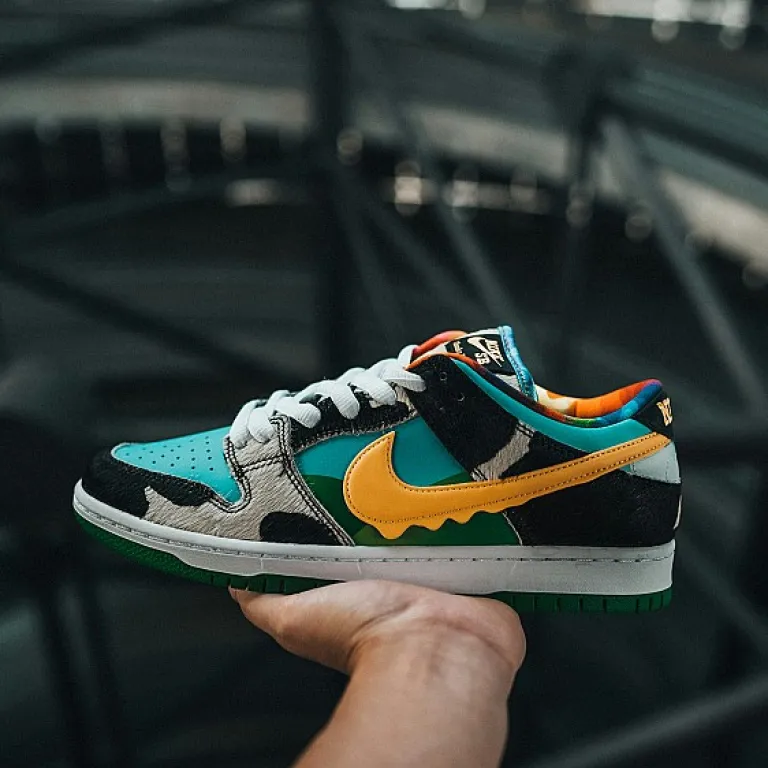 L'élégance des baskets b22 blanche et bleu