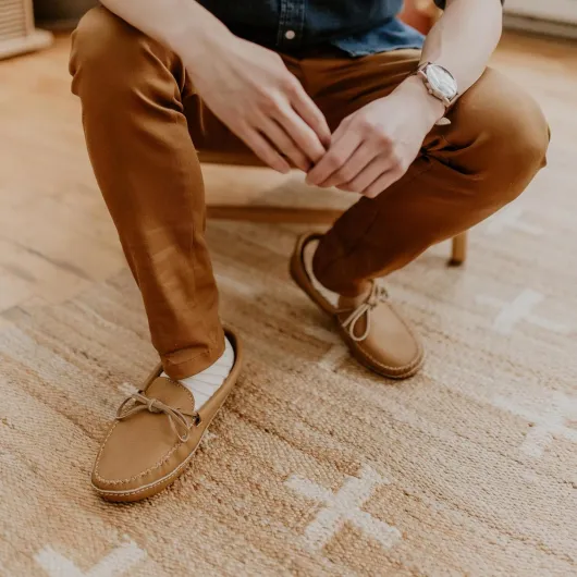 Mocassins Homme Intérieur en Cuir Premium Fabriqués au Canada, Chaussons Homme d’Intérieur Élégants et Confortables, Pantoufles Homme avec Semelle en Cuir, Slippers Ivoire 42 EU